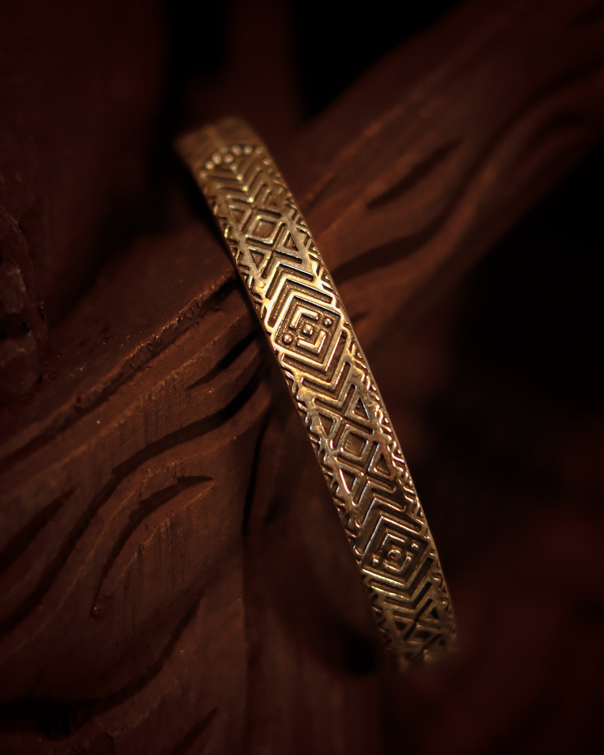Ara Cuff